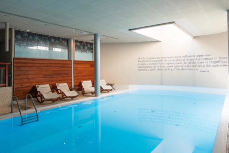 Piscine-de-lhotel-au-Chamois-dOr