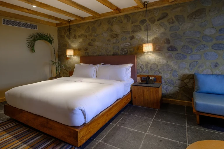 deluxe-room-new-banner3-edb31716 (1)