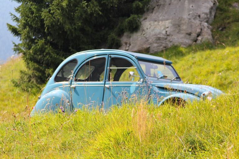 2CV fra 1980 i det franske landskab