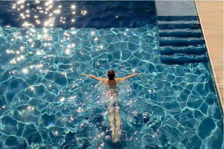 Opvarmet pool på LOISIUM Wine & Spa Hotel Champagne, Frankrig
