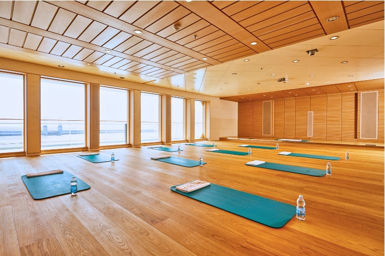 yoga lokale ombord på Europa 2, Hapag-Lloyd Cruises