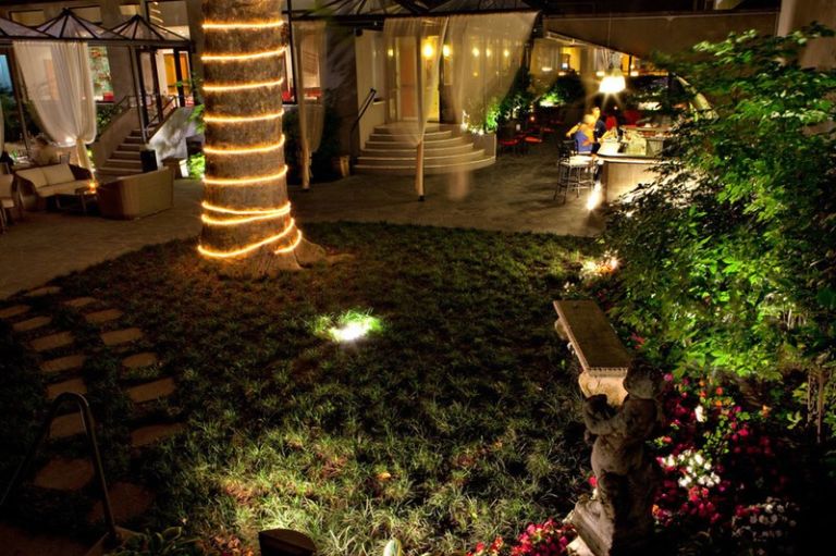 Haven med udendørs spisning og bar på Hotel Manin, Milano, Italien