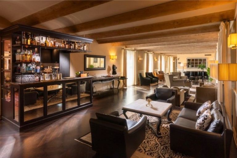 Lounge og bar på Villa d’Amelia, Piemonte i Italien
