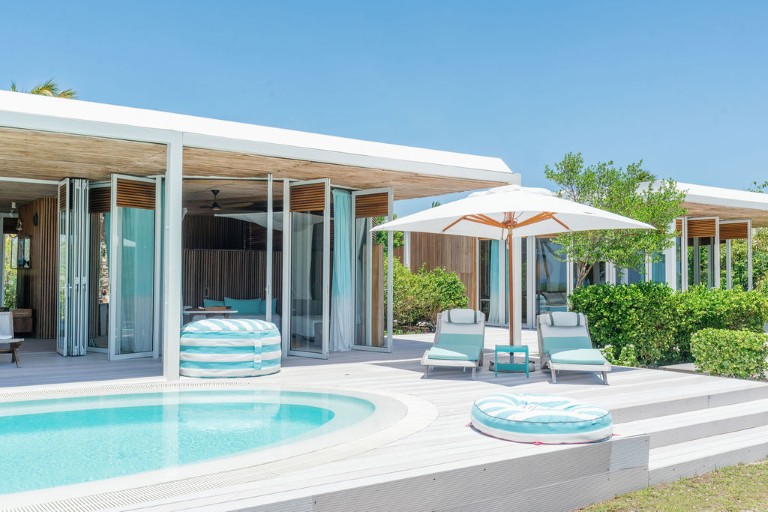 Alle villaer har pool på Miavana, Madagaskar
