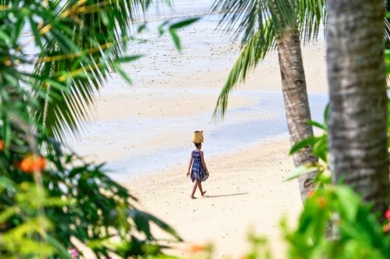 Kvinde på stranden ved Tsara Komba, Madagaskar