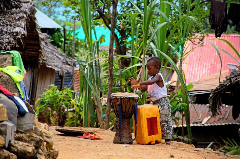 Dreng spiller på tromme i lille landsby på Madagaskar