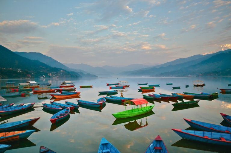 Sø med både nær Pokhara, Nepal