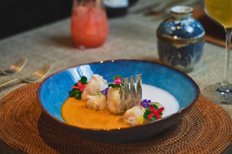 Nyd lækker mad i restauranten Krua Pharnang på Rayavadee Krabi, Thailand