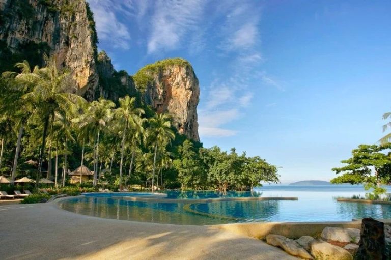 Poolen på Rayavadee på Krabi, Thailand