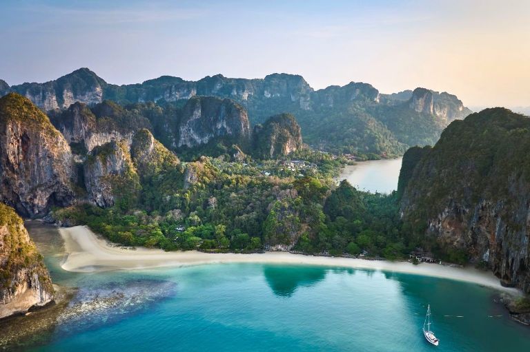 Strande og natur omfavner Rayavadee på Krabi, Thailand