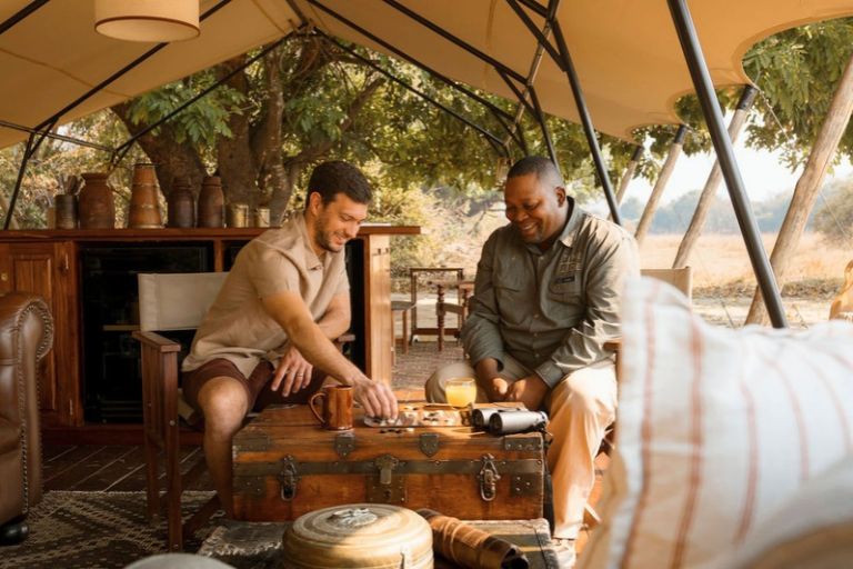Lounge og bar på Time + Tide Luwi i Zambia, Afrika
