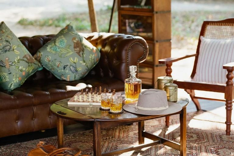 Lounge og bar på Time + Tide Luwi i Zambia, Afrika
