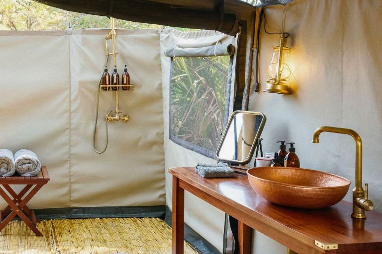 Badet i teltet på Time + Tide Luwi i Zambia, Afrika
