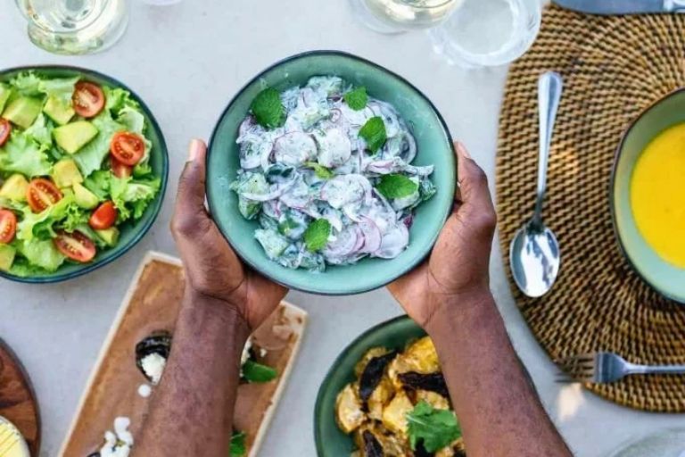 Nyd maden på Time + Tide Mchenja, Zambia, Afrika