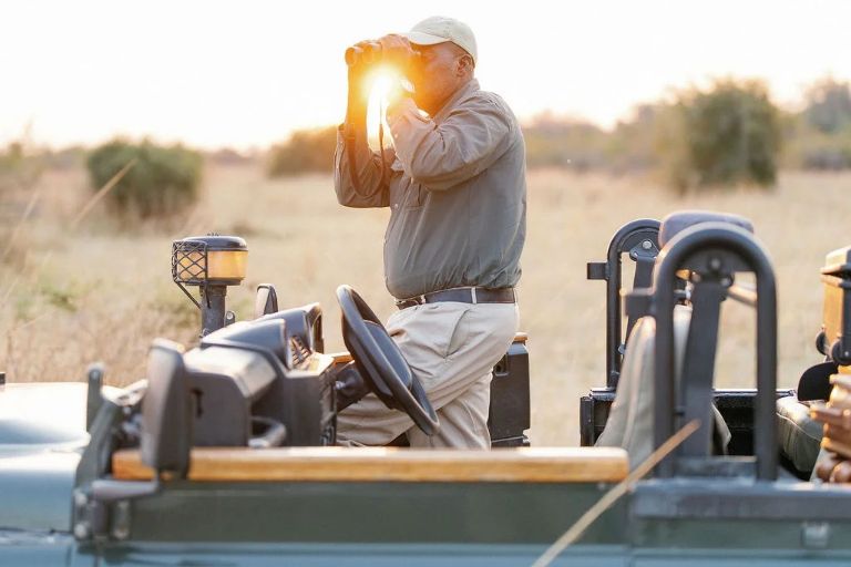 Safariguide på Time + Tide Sleepout Under the Stars, Zambia, Afrika