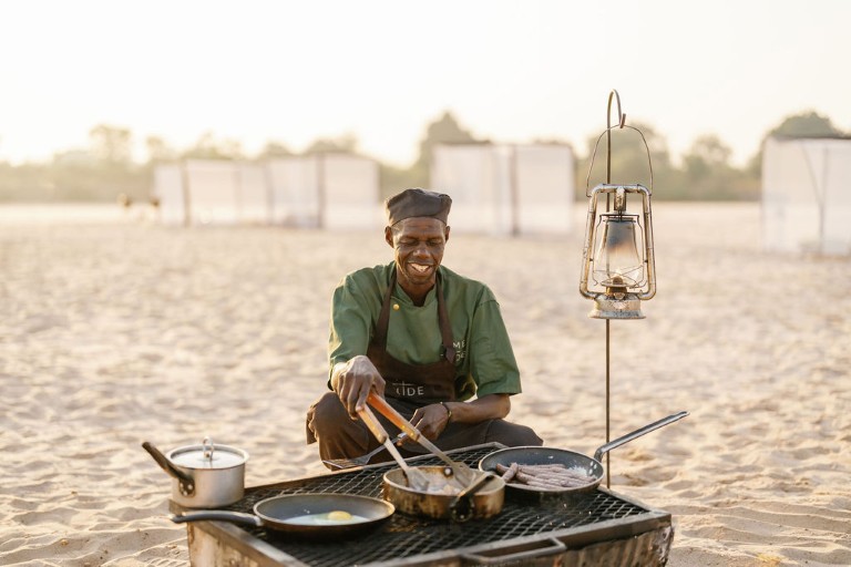 Kokken på Time + Tide Sleepout Under the Stars, Zambia, Afrika