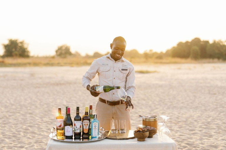 Sundowners på Time + Tide Sleepout Under the Stars, Zambia, Afrika