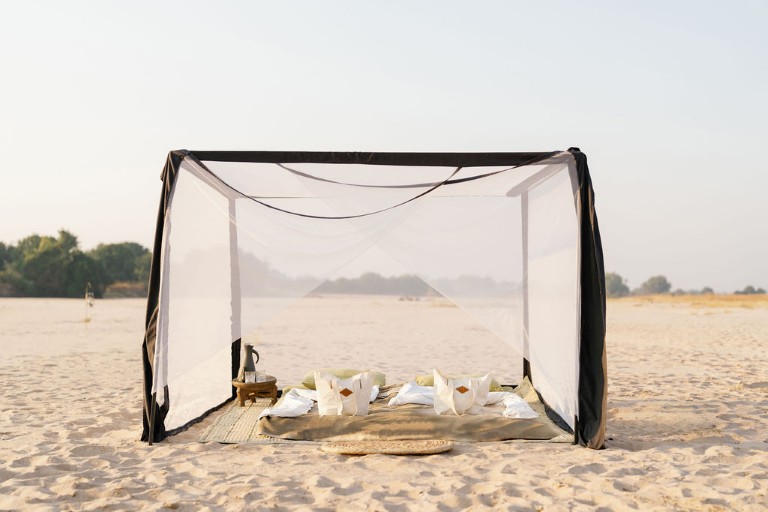 Telt om dagen på Time + Tide Sleepout Under the Stars, Zambia, Afrika