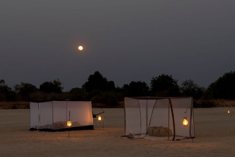 Teltene om aftenen på Time + Tide Sleepout Under the Stars, Zambia, Afrika